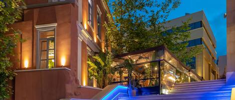 Voorkant accommodatie - avond/nacht