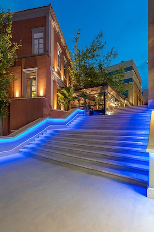 Fachada de la propiedad por la tarde o noche. Ibis Styles Heraklion Central