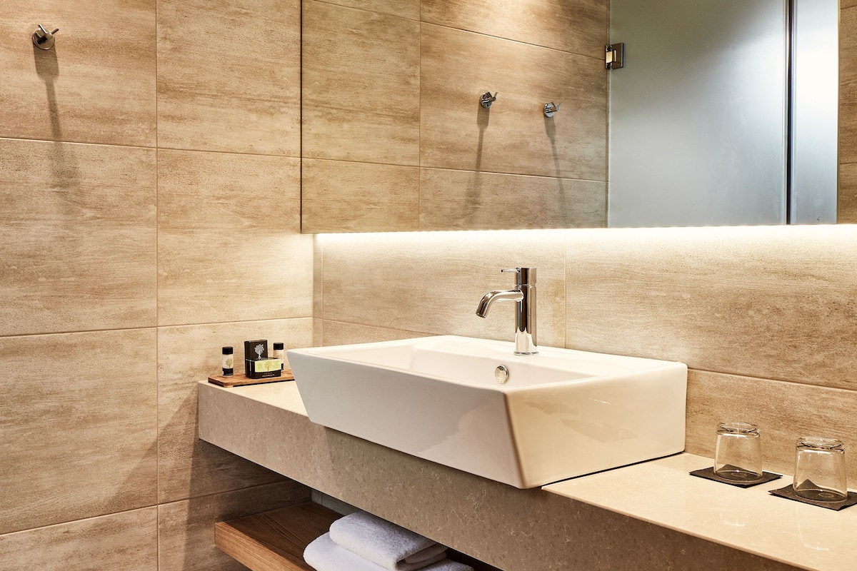 classic room, 1 double or 2 single beds | bathroom | combined shower/bathtub, rainfall showerhead, free toiletries