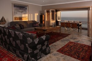 Apartment, 3 Schlafzimmer, Küche, Meerblick | Wohnzimmer | Flachbildfernseher, Kamin