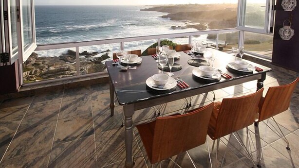 Mesa de comedor para cuatro con vista al océano.
