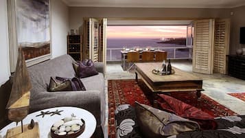 Departamento, 3 habitaciones, cocina, vista al océano | Sala de estar | Televisión de pantalla plana y chimenea