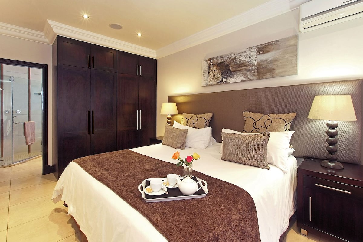 Kamar Double atau Twin Standar | Minibar, brankas, meja kerja, dan Wi-Fi gratis