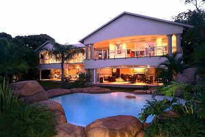 Fachada da propriedade à noite