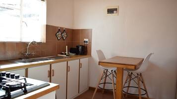 Zimmer | Eigene Kochnische | Mini-Kühlschrank, Mikrowelle, Wasserkocher