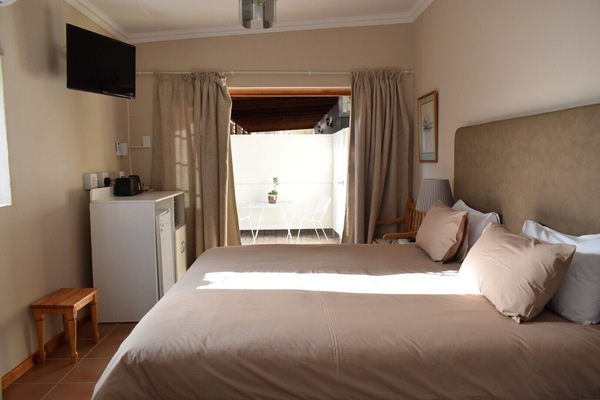 Olive Room | Premium bedding, iron/ironing board, WiFi (free), bed sheets