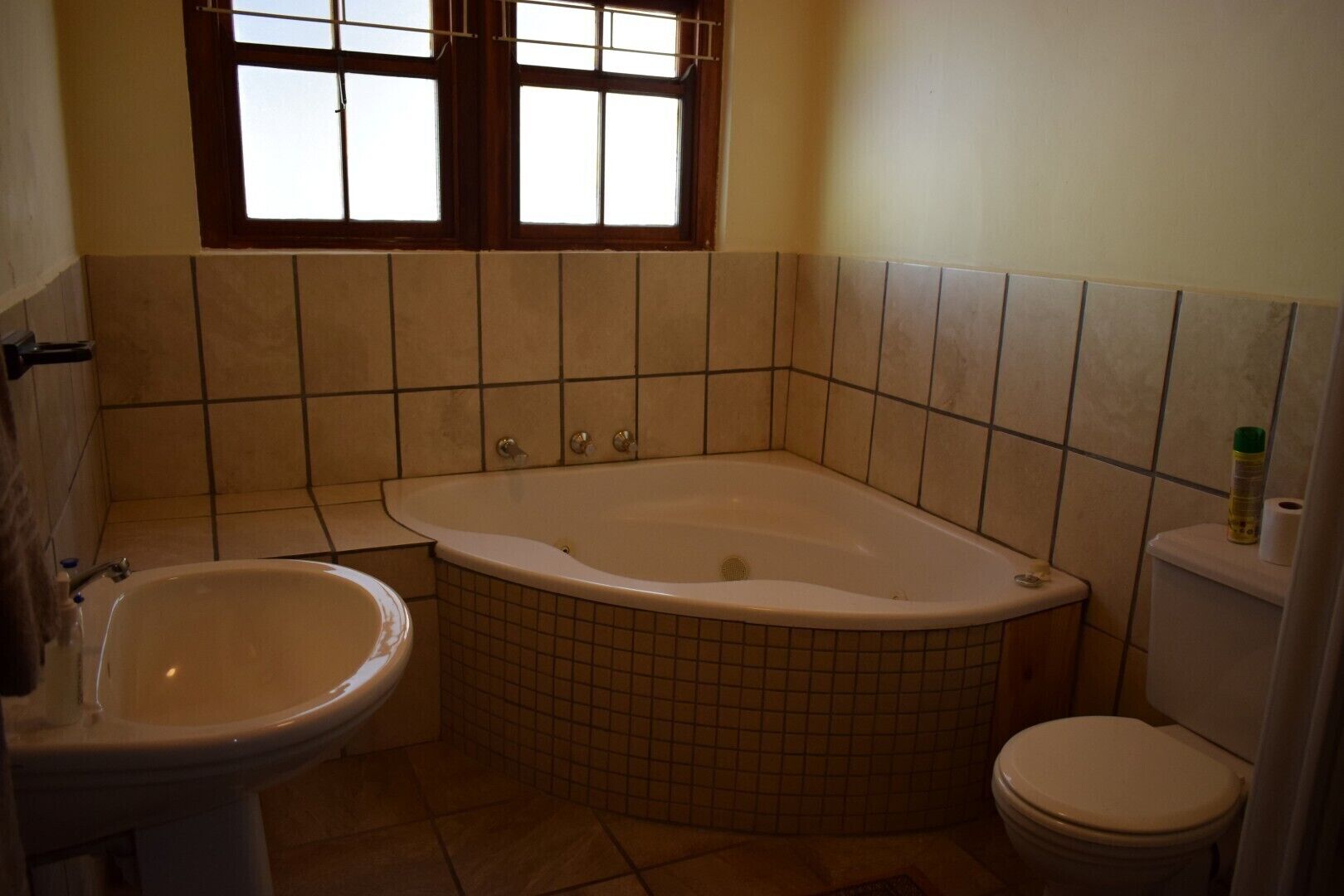 Een badkamer met een bad, een wastafel en een toilet.