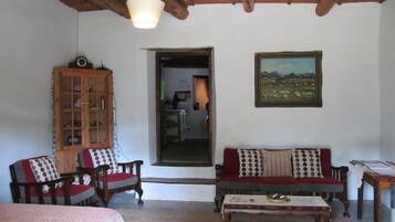 House, 2 Bedrooms, Fireplace, Mountain View (Old Farmhouse) | Living room