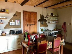 Coffee/tea maker, cookware/dishes/utensils