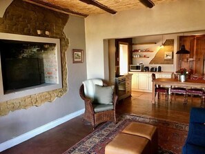 Flat-screen TV, fireplace - Courchevel Cottages (Franschhoek)