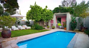Piscine extérieure, parasols de plage, chaises longues
