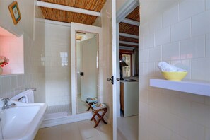 Habitación triple Deluxe, junto a la alberca (Deluxe) | Baño | Regadera, amenidades de baño gratuitas, secadora de cabello, toallas 