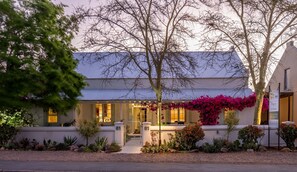 Fachada de la propiedad por la tarde o noche