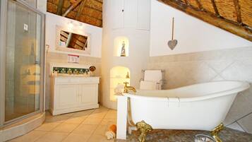 Luxury Room, 1 Bedroom, Balcony, Sea View (Bayview) | Bathroom | Designer toiletries, hair dryer, towels