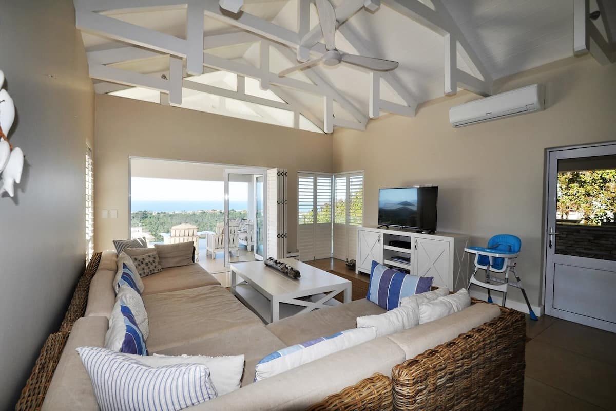 Villa básica, 4 habitaciones | Área de sala de estar | Televisión de pantalla plana