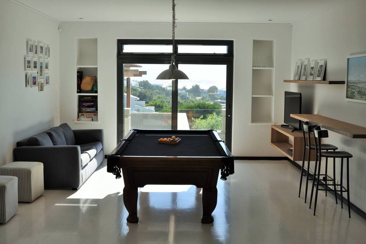 Villa – premium, 4 soverom | Oppholdsrom | Flatskjerm-TV