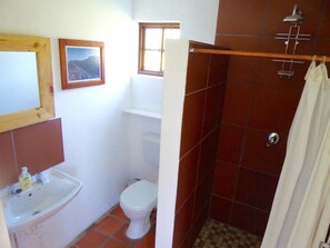 Feriehus (River) | Badeværelse | Gratis toiletartikler, håndklæder, Sæbe, Shampoo