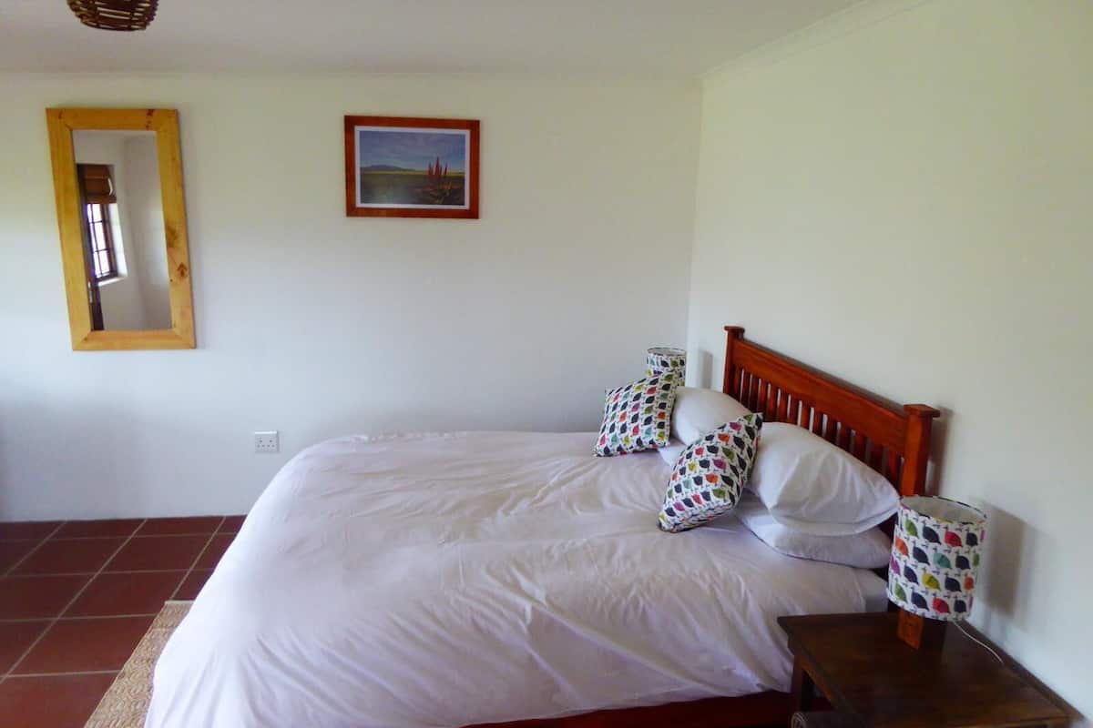 Estudio (Guinea Fowl) | Escritorio, tabla de planchar con plancha, wifi gratis y ropa de cama