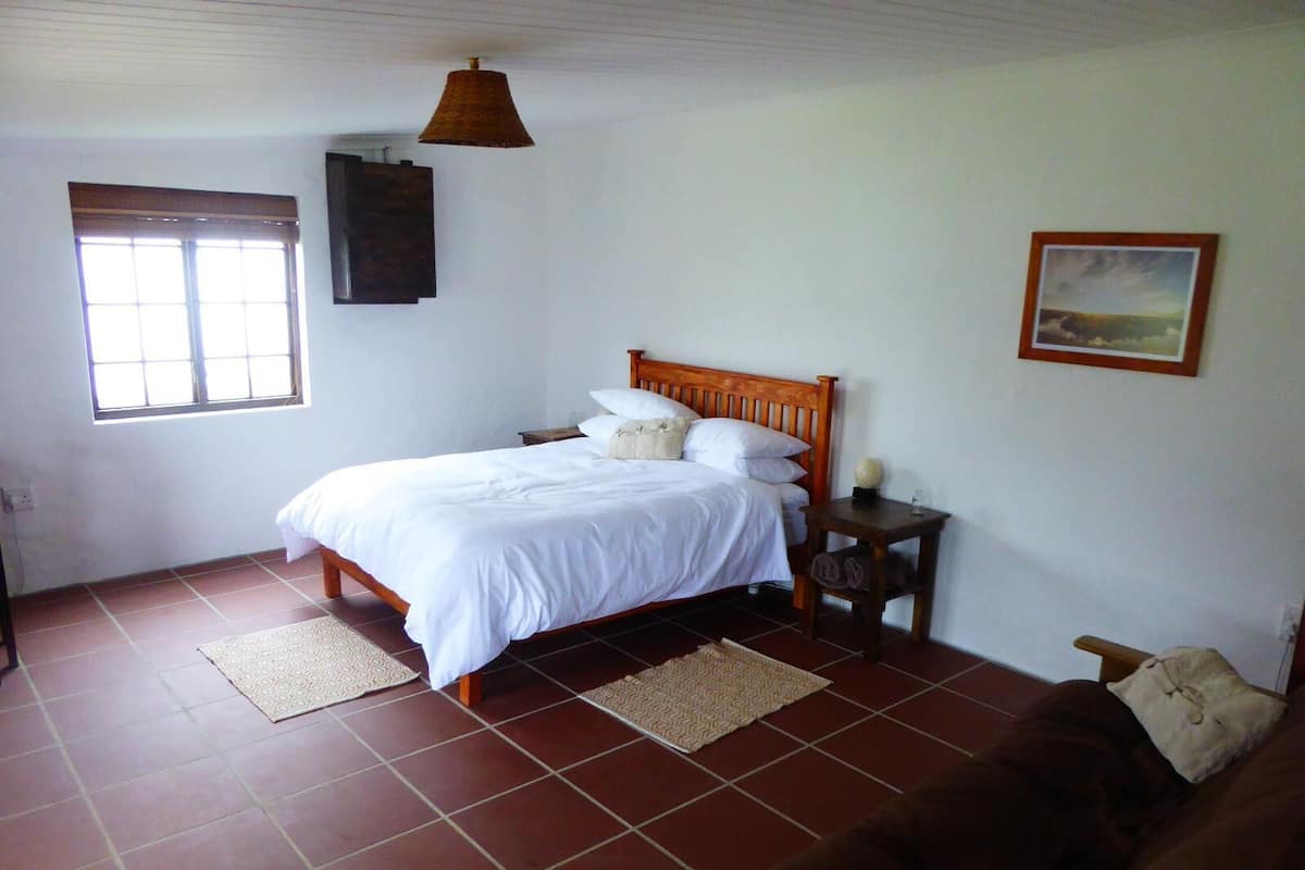 Estudio (Aardvarks) | Escritorio, tabla de planchar con plancha, wifi gratis y ropa de cama