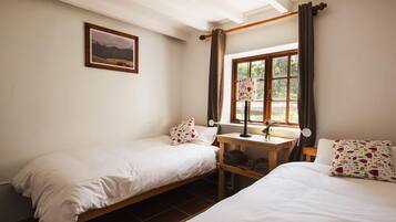 Cottage (Rose) | 1 kamar tidur, meja kerja, setrika/meja setrika, dan Wi-Fi gratis