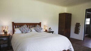 Studio (Guinea Fowl) | Desk, iron/ironing board (on request), free WiFi, bed sheets - Hermitage Huisies Farm Cottages (Swellendam)
