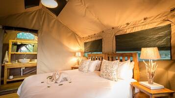 In-room safe, desk, bed sheets