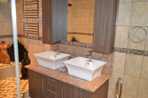 Bathroom sink - Ikhanda Guesthouse (Mashishing)
