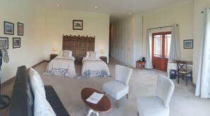 Ropa de cama de alta calidad y caja de seguridad en la habitación 