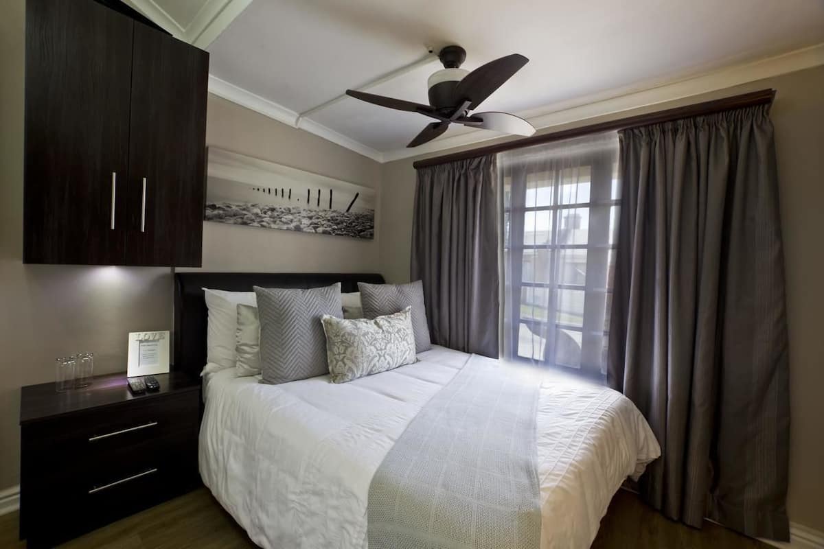 Self Catering Unit (Shower) Joy | Premium bedding, desk, iron/ironing board, free WiFi
