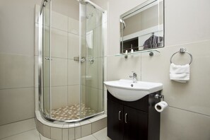 Self Catering Unit (Shower) Peace | Bathroom | Free toiletries, towels - Faith, Hope & Love (Gqeberha (Port Elizabeth))