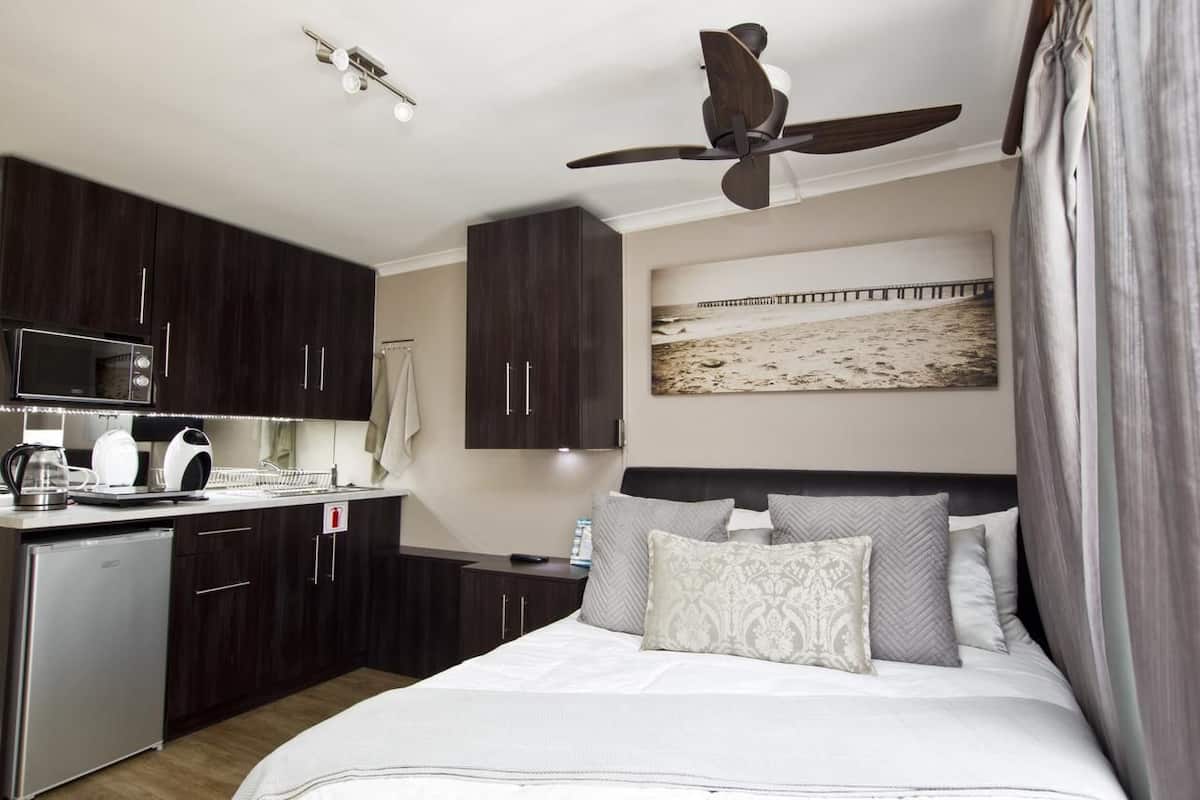 Self Catering Unit (Shower) Peace | Private kitchenette | Stovetop, electric kettle, cookware/dishes/utensils
