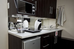 Stovetop, electric kettle, cookware/dishes/utensils