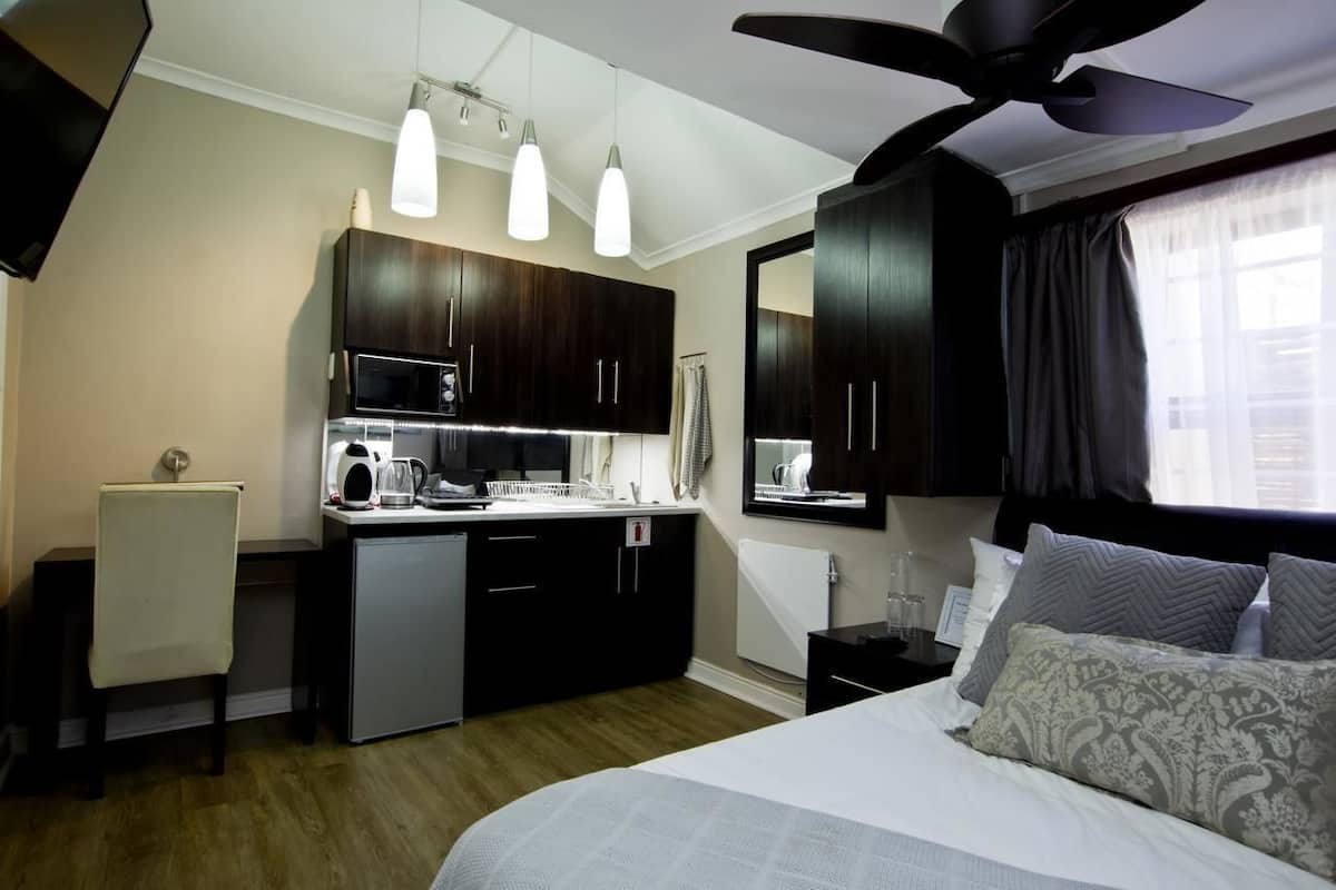 Self-Catering Unit Budget (Love) | Living area | Flat-screen TV