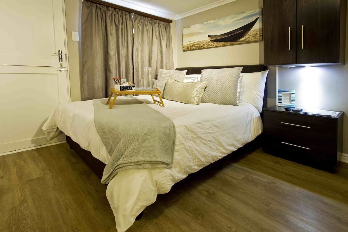 Self-catering Unit (Shower) Hope | Premium bedding, desk, iron/ironing board, free WiFi