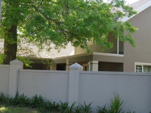 Vista frontal de la propiedad