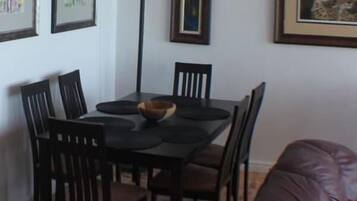 Departamento familiar, 3 habitaciones | Servicio a la habitación