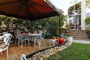 Outdoor dining - Carmichael Guesthouse (Rosebank)