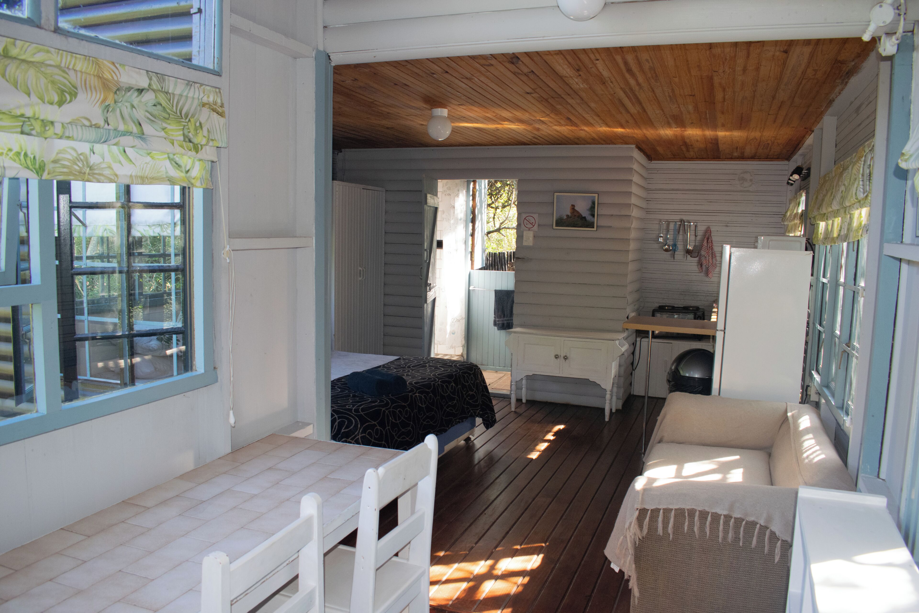 Bush Cottage | Tabla de planchar con plancha y ropa de cama