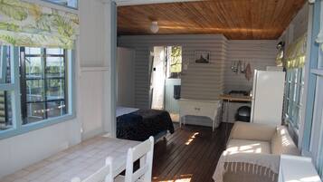 Bush Cottage | Tabla de planchar con plancha y ropa de cama