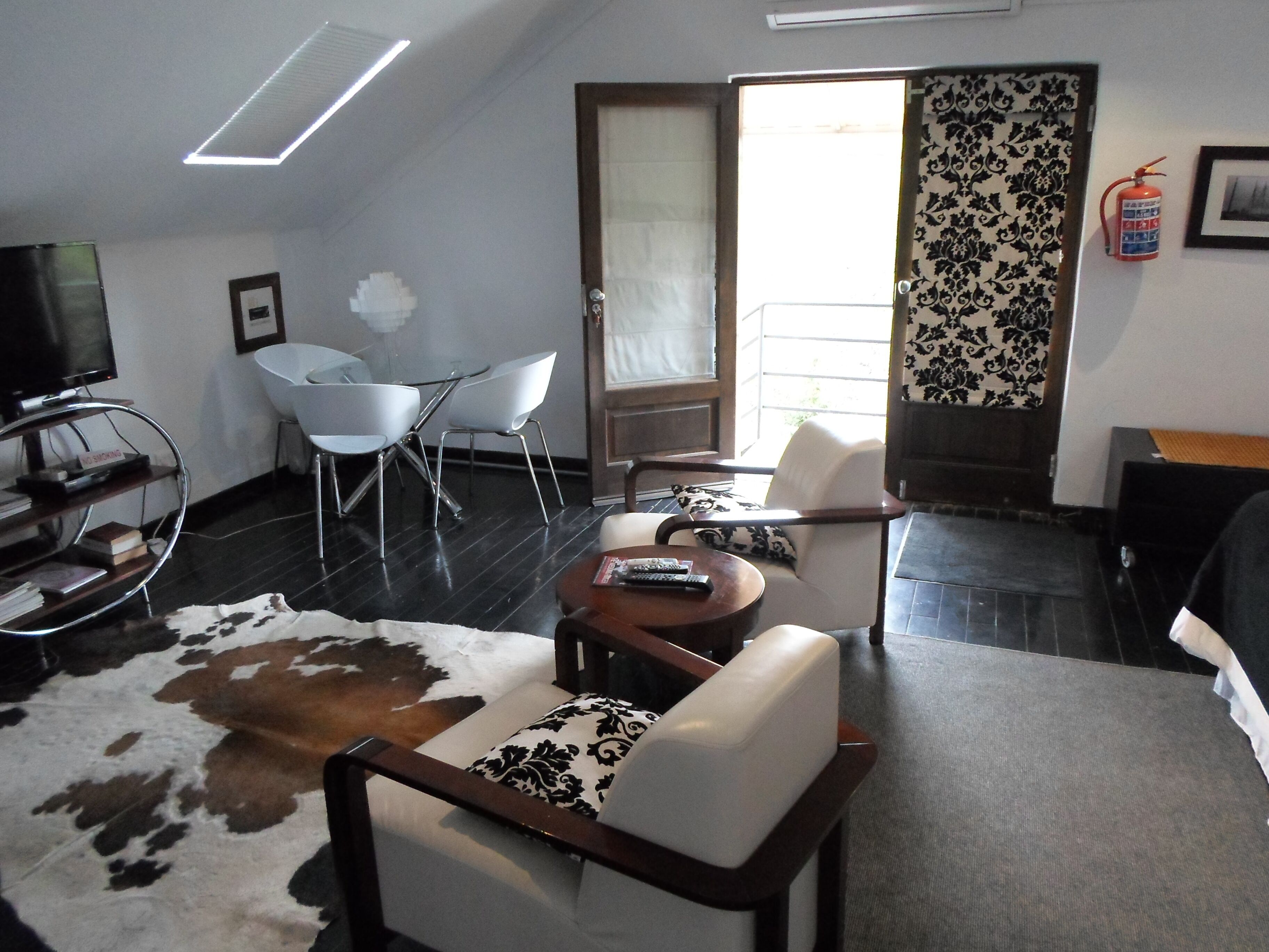 Standard Studio, 1 Bedroom | Living area | Flat-screen TV