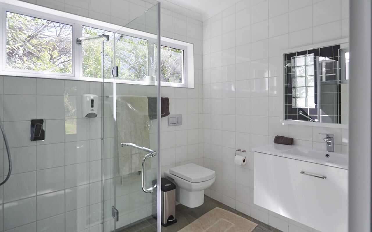 Standard Double Room | Salle de bain | Douche, serviettes fournies
