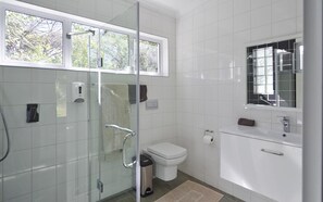 Standard Double Room | Bathroom | Shower, towels - Ten Stirling B&B (Johannesburg)