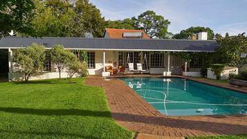 Outdoor pool, pool loungers