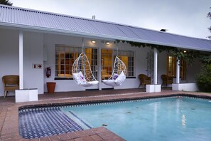 Piscina externa, espreguiçadeiras