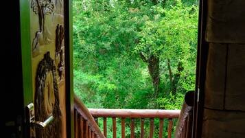 Lion Superior King Suite | In-room safe, individually decorated, individually furnished, desk