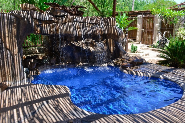 2 outdoor pools