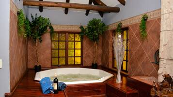 Lion Superior King Suite | Jet tub