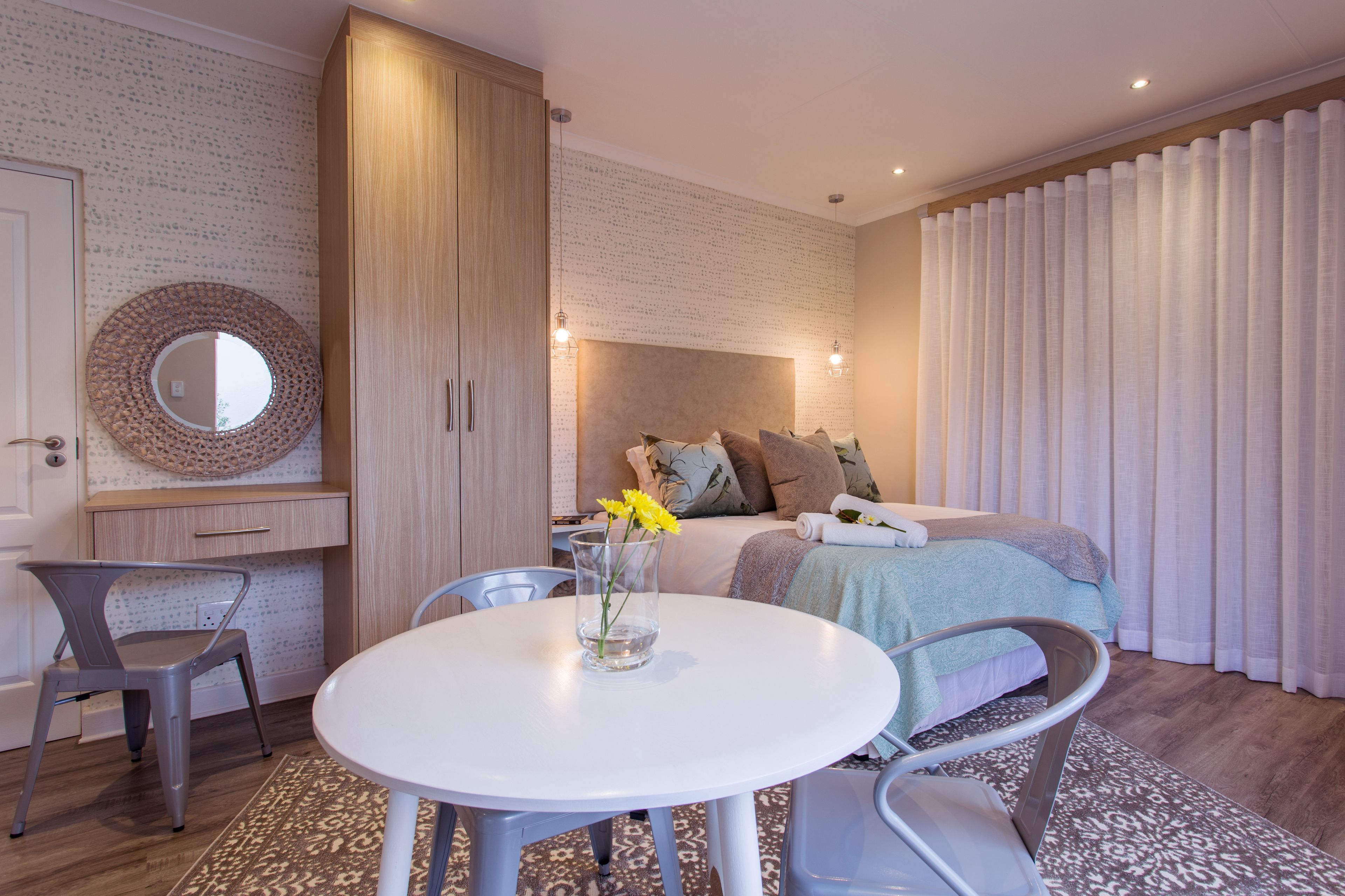 Sparrow Room  | Cofres nos quartos, escrivaninha, espaço de trabalho para notebook