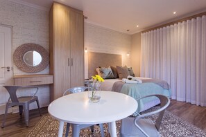 Caja de seguridad en la habitación y escritorio