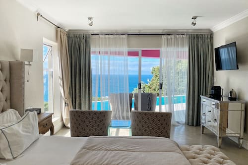 Deluxe Queen Room with Sea View | Beach/ocean view